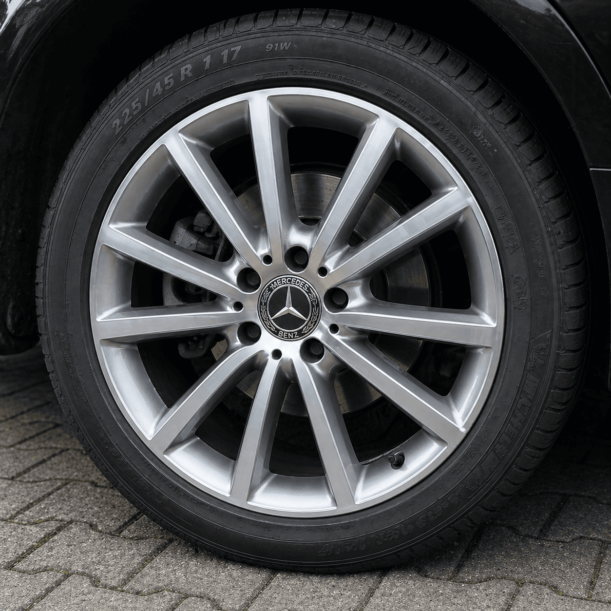 Mercedes-Benz Alufelge mit Bremsstaub und Schmutz vor der Felgenreinigung