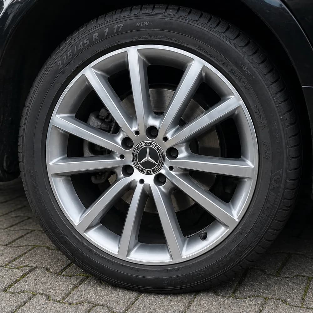 Mercedes-Benz Alufelge mit Bremsstaub und Schmutz vor der Felgenreinigung