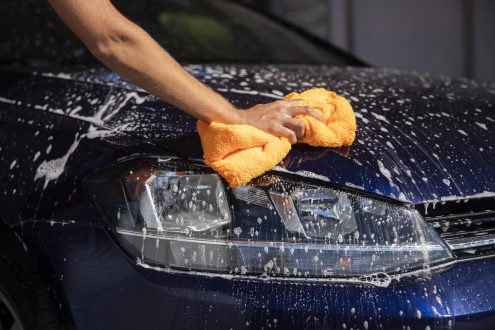 Nahaufnahme einer Autopflege mit Schwamm
