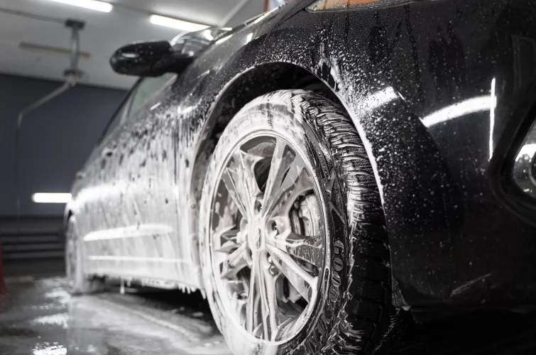 Reifen wird mit Schaum gereinigt